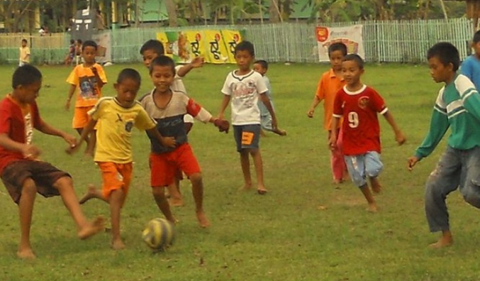 Bermain Bola Sepak Tradisional Dan Manfaatnya Bagi Tubuh